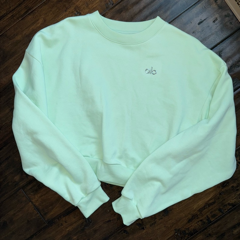 Alo yoga spearmint accolade cropped pullover
